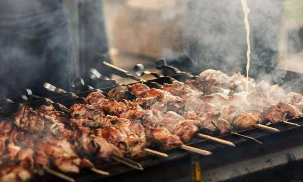 Τσικνοπέμπτη: Τι αναμένουν οι έμποροι - Πόσο θα κοστίσει το τραπέζι